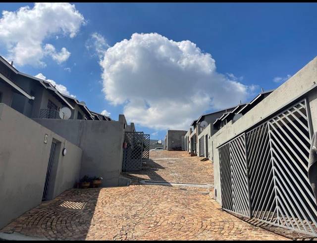 3 BEDROOM TOWNHOUSE FOR SALE IN RIDGEWAY